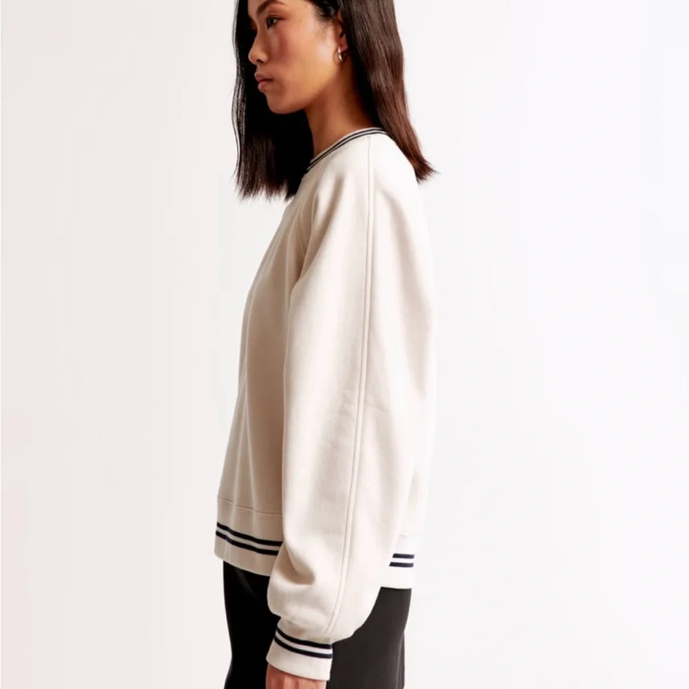 Abercrombie & Fitch Essential Raglan Classic Sunday Crew - Picture 3 of 9